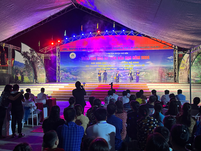 Chương trình văn nghệ khai mạc Tuần Văn hóa - Du lịch Bắc Kạn thu hút sự tham gia cổ vũ của đông đảo người dân, du khách. 2024_04_28_20_23_IMG_3986.JPG