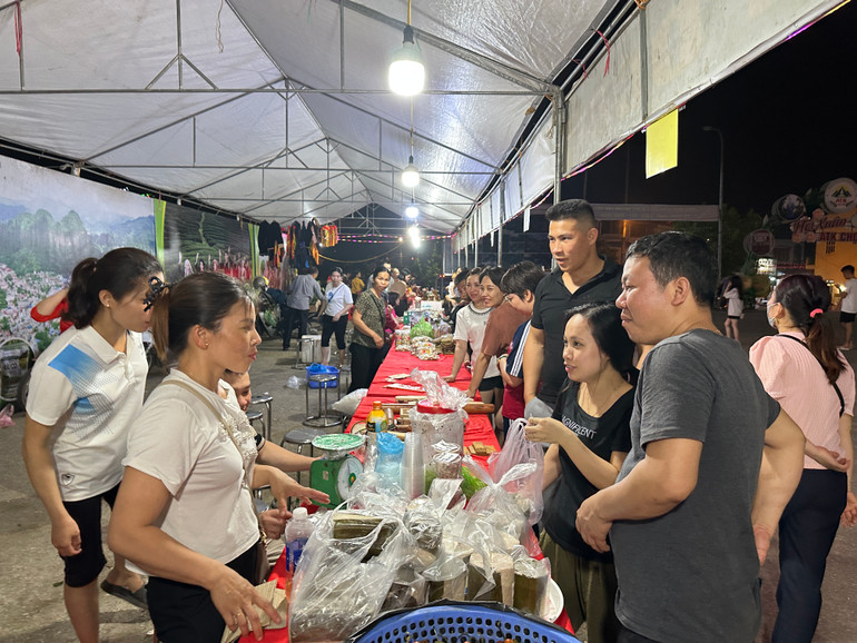 Chợ đêm ATK Chợ Đồn bày bán nhiều mặt hàng OCOP... 2024_04_28_22_01_IMG_4046.JPG