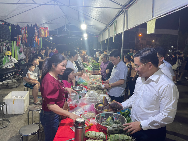 Lãnh đạo huyện Chợ Đồn tham quan các gian hàng tại Chợ đêm ATK Chợ Đồn. z5392856983474_69c20d0093a2dc8a651d6e7cfc4526bd.jpg