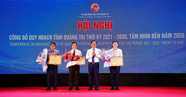 Chủ tịch UBND tỉnh Võ Văn Hưng tặng bằng khen cho các tổ chức, cá nhân có nhiều thành tích trong công tác lập quy hoạch tỉnh - Ảnh: Lê An 8.jpg