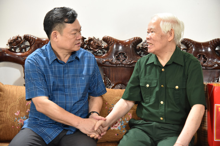 Đồng chí Bí thư Tỉnh ủy hỏi thăm sức khỏe, đời sống ông Hà Hữu Nghị, người hoạt động kháng chiến bị nhiễm chất độc hoá học, trú tại tổ 8, phường Nguyễn Thị Minh Khai, TP. Bắc Kạn. NIK_3860.jpg