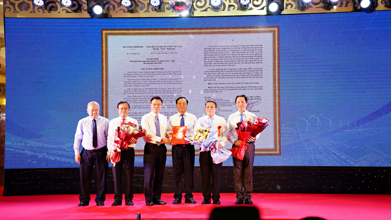 Phó Thủ tướng Chính phủ Lê Thành Long; Thứ trưởng Bộ Kế hoạch và Đầu tư Đỗ Thành Trung trao quyết định của Thủ tướng Chính phủ phê duyệt Quy hoạch tỉnh Quảng Trị thời kỳ 2021 -2030, tầm nhìn đến năm 2050 cho lãnh đạo tỉnh Quảng Trị - Ảnh: Lê An 5.jpg