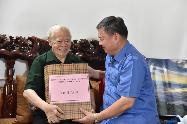Đồng chí Cù Ngọc Cường, Ủy viên Ban Thường vụ Tỉnh ủy, Bí thư Thành ủy Bắc Kạn tặng quà cho ông Hà Hữu Nghị. NIK_3849.jpg