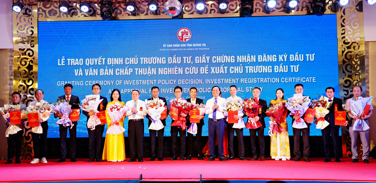 Chủ tịch UBND tỉnh Võ Văn Hưng và Phó Chủ tịch Thường trực UBND tỉnh Hà Sỹ Đồng trao giấy chứng nhận đầu tư cho các nhà đầu tư - Ảnh: Lê An 7.jpg
