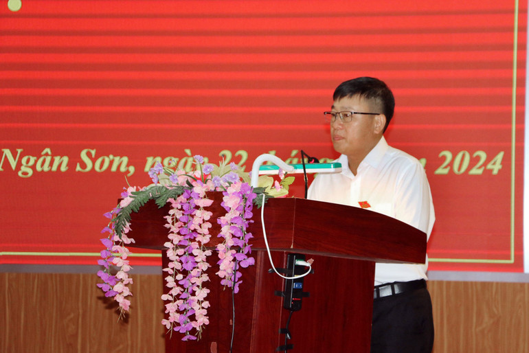 Ông Phan Văn Tố, tân Phó Chủ tịch UBND huyện Ngân Sơn phát biểu nhận nhiệm vụ. 167c.jpg