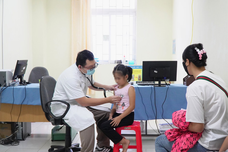 Trẻ được khám sàng lọc ban đầu. Trẻ được khám sàng lọc ban đầu.
