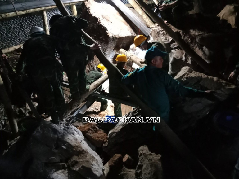 Khoảng 22h30 ngày 01/7, lực lượng cứu hộ đã tiếp cận được vị trí thi thể nạn nhân. z5592821156034_f1b60c8bc428b653c77b82e67018cd72.jpg