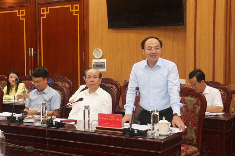 Đồng chí Nguyễn Đăng Bình, Phó Bí thư Tỉnh ủy, Chủ tịch UBND tỉnh phát biểu ý kiến. img-0407-7610.jpg