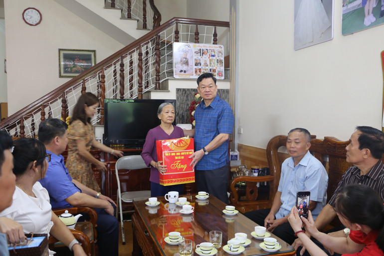 Đồng chí Bí thư Tỉnh ủy thăm, tặng quà bà Bế Thị Lư là vợ liệt sĩ, trú tại tổ 3 phường Nguyễn Thị Minh Khai (thành phố Bắc Kạn). IMG_6856.jpg