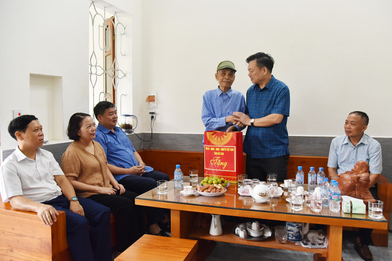 Đồng chí Bí thư Tỉnh ủy thăm hỏi, tặng quà ông Lưu Viết Kham, người hoạt động kháng chiến bị nhiễm chất độc hoá học tại tổ 7, phường Nguyễn Thị Minh Khai, TP. Bắc Kạn. NIK_3813.jpg