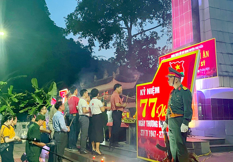 Huyện Chợ Đồn phối hợp tổ chức chương trình “Tri ân tháng 7” với nhiều hoạt động kỷ niệm 77 năm Ngày Thương binh - Liệt sĩ. Tri an thang 7A.jpg