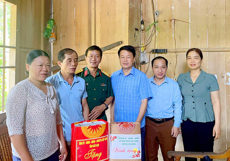 Tặng quà cho thương binh Hoàng Văn Thái ở thôn Bản Liên, xã Yên Thượng. CD3.jpg