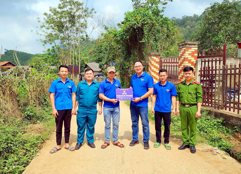 Đoàn thanh niên xã Như Cố trao kinh phí hỗ trợ xây dựng công trình thắp sáng đường quê cho thôn Bản Nưa. z5619642362023_84de9233e5410199ac06848ff6fffcc8.jpg