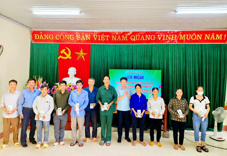 Trao điện thoại thông minh cho các hộ dân. z5619600331170_8c0a5528dcc5974425ccd7c0f467fe72.jpg