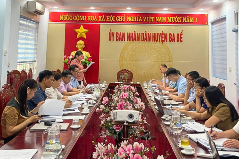 Đoàn giám sát của HĐND tỉnh làm việc với UBND huyện Ba Bể. Giám sát 2.jpg