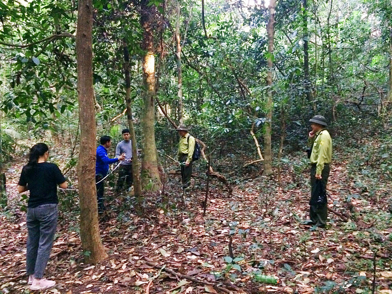 Lực lượng kiểm lâm VQG Ba Bể cùng người dân thực hiện tuần tra kết hợp vệ sinh môi trường rừng. 65455.jpg