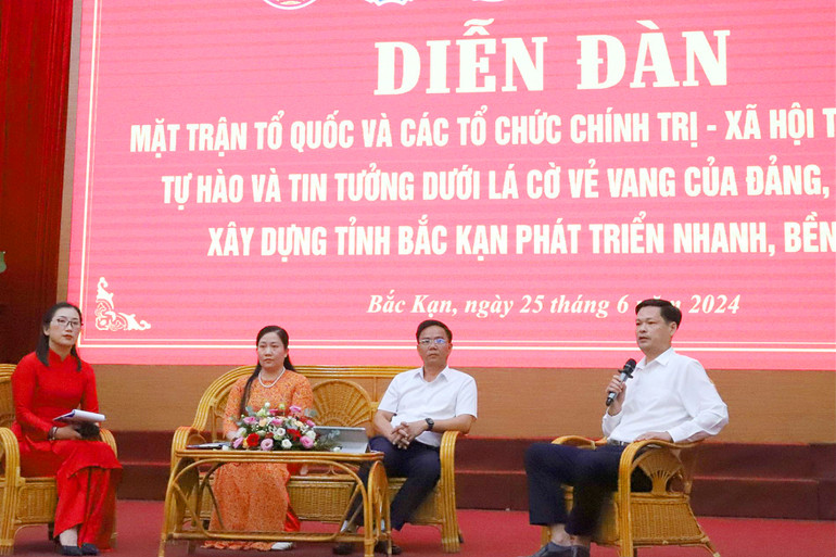 Các đại biểu trao đổi, thảo luận tại Diễn đàn. 7003.jpg