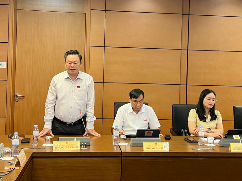 Đại biểu Hoàng Duy Chinh, Ủy viên Ban Chấp hành Trung ương Đảng, Bí thư Tỉnh ủy, Trưởng đoàn ĐBQH tỉnh Bắc Kạn phát biểu thảo luận tại Tổ. z5494159866020_4125f3fc4ddb1bfa8b0db22b5ca19ede.jpg