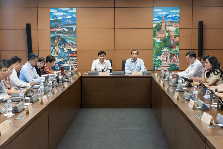 Quang cảnh phiên thảo luận tại Tổ thảo luận số 3, gồm các tỉnh Bắc Kạn, Nghệ An, Quảng Ngãi. 290c.jpg