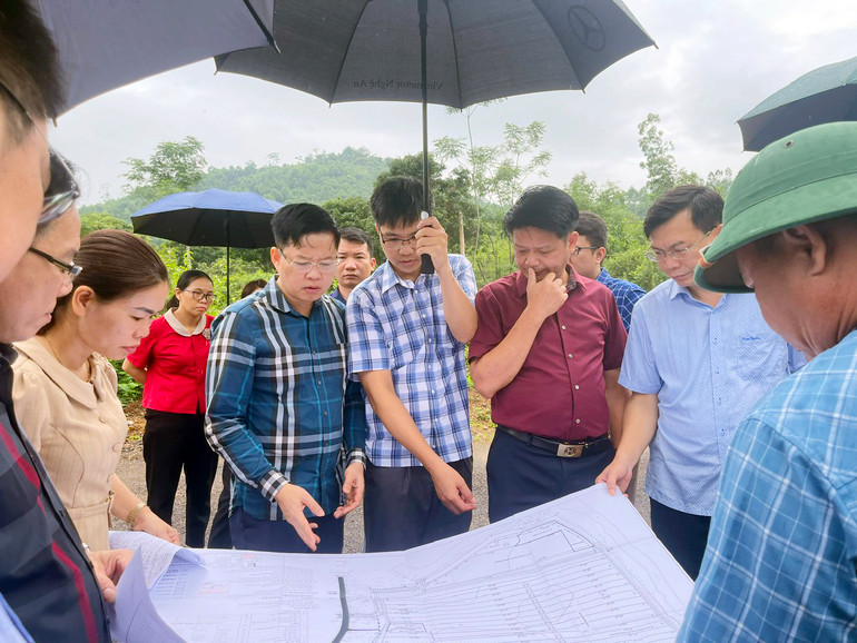 Đồng chí Đinh Quang Tuyên thăm nắm tiến độ Dự án Xây dựng hạ tầng kỹ thuật cơ bản các cụm Công nghiệp Vằng Mười. 1.jpg