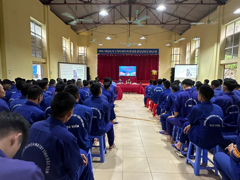 Tọa đàm, giải đáp các thắc mắc của học viên về lĩnh vực việc làm. z5575951378758_4fd1b132017eaa6c20e5e3e55305f40f.jpg