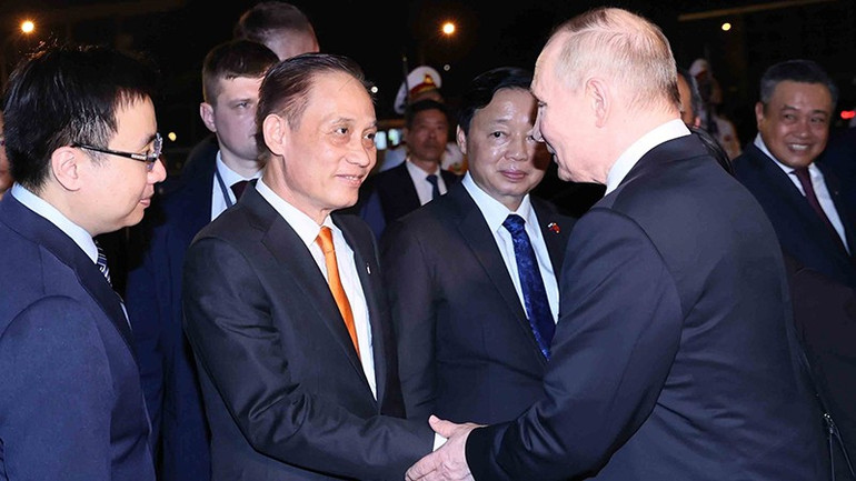 Bí thư Trung ương Đảng, Trưởng ban Đối ngoại Trung ương Lê Hoài Trung tiễn Tổng thống Liên bang Nga Vladimir Putin tại sân bay quốc tế Nội Bài (Hà Nội). (Ảnh: TTXVN) vna-potal-tong-thong-lb-nga-vladimir-putin-ket-thuc-tot-dep-chuyen-tham-cap-nha-nuoc-toi-viet-nam-7441341-4321-1517.jpg