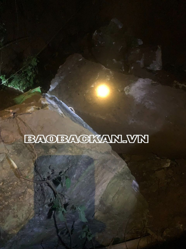 Hiện trường cửa hang đang bị đất đá vùi lấp. z5589386882556_9feb649cd04c6c915583ae0aa956cf1c.jpg