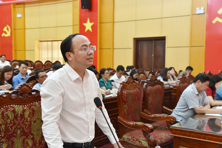Đồng chí Nguyễn Đăng Bình, Phó Bí thư Tỉnh ủy, Chủ tịch UBND tỉnh phát biểu thảo luận. NIK_3591.jpg