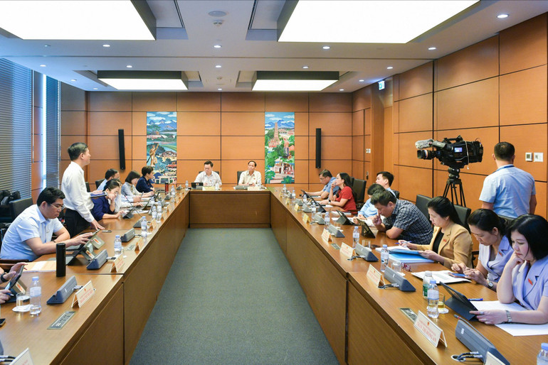 Quang cảnh thảo luận tại Tổ 3. 1.jpg