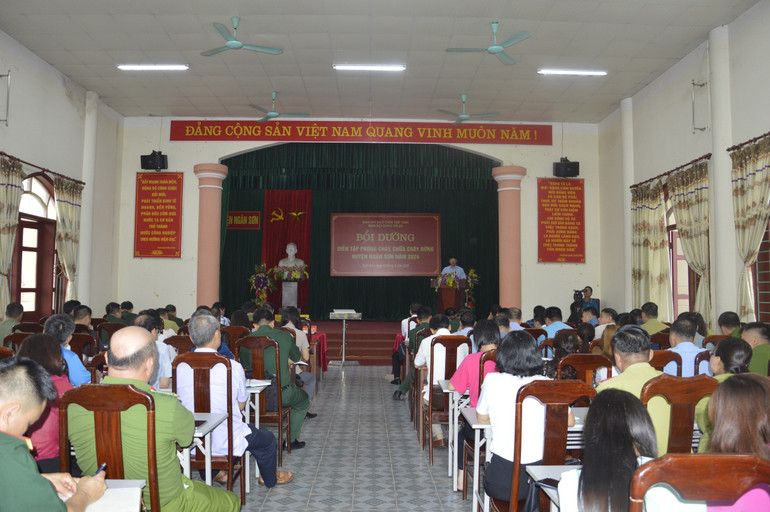 Quang cảnh hội nghị bồi dưỡng diễn tập phòng cháy, chữa cháy rừng huyện Ngân Sơn năm 2024. cd.jpg