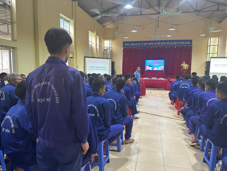 Học viên đặt nhiều câu hỏi về vấn đề việc làm, coi việc làm là điều kiện quan trọng để đoạn tuyệt với ma túy, hòa nhập cộng đồng, trở thành người có ích cho xã hội. 9a7.jpg