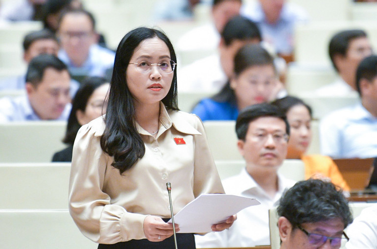 Đại biểu Hồ Thị Kim Ngân, Tỉnh ủy viên, Phó Trưởng đoàn ĐBQH chuyên trách tỉnh Bắc Kạn thảo luận góp ý dự thảo Luật Di sản văn hóa (sửa đổi). z5575472230999_523440be88911fb06e4ce890c33baab6.jpg
