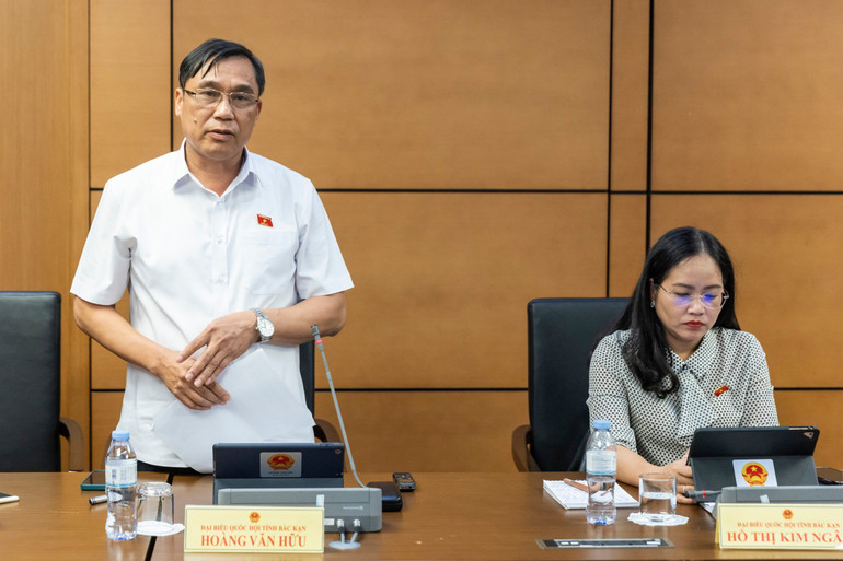 Đại biểu Hoàng Văn Hữu, Thiếu tướng, Phó Tư lệnh Quân khu 1 thảo luận, góp ý dự thảo Luật PCCC và CNCH. e6.jpg