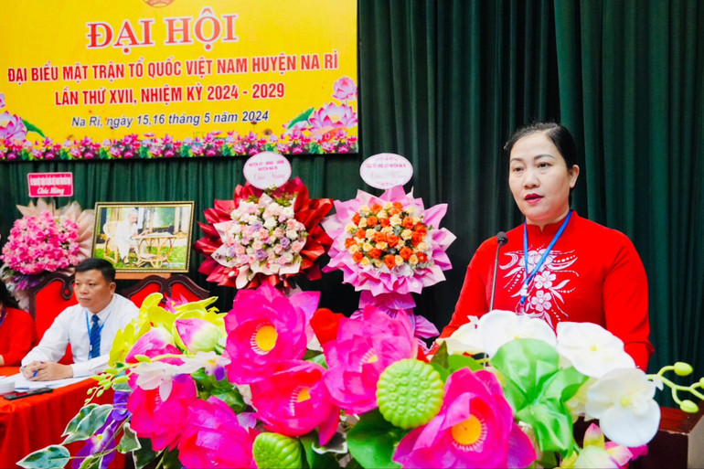 Đồng chí Đỗ Thị Minh Hoa, Ủy viên Ban Thường vụ Tỉnh ủy, Chủ tịch Ủy ban MTTQ Việt Nam tỉnh Bắc Kạn phát biểu tại Đại hội đại biểu MTTQVN huyện Na Rì. a1.jpg