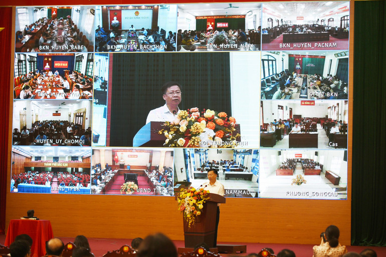 Đồng chí Phạm Duy Hưng, Ủy viên Ban Thường vụ Tỉnh ủy, Phó Chủ tịch UBND tỉnh truyền đạt nội dung một số văn bản mới của Trung ương và của tỉnh.