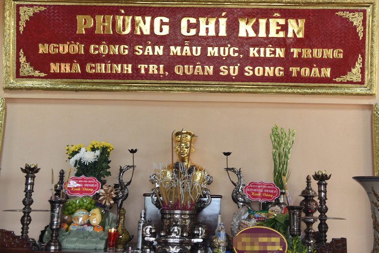 Ban thờ đồng chí Phùng Chí Kiên được bài trí trang trọng. Ban thờ đồng chí Phùng Chí Kiên được bài trí trang trọng.