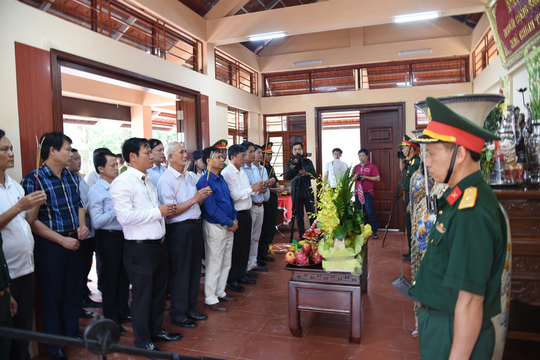 Đại biểu huyện Diễn Châu, tỉnh Nghệ An (quê hương đồng chí Phùng Chí Kiên) và lãnh đạo huyện Ngân Sơn dâng hương. Đại biểu huyện Diễn Châu, tỉnh Nghệ An (quê hương đồng chí Phùng Chí Kiên) và lãnh đạo huyện Ngân Sơn dâng hương.
