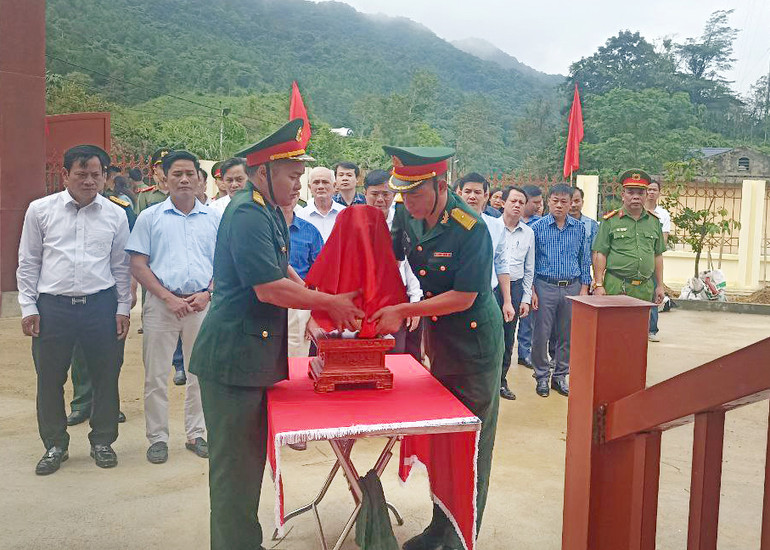 Rước tượng đồng chí Phùng Chí Kiên vào đền thờ tại Di tích lịch sử đồn Khau Pàn. Rước tượng đồng chí Phùng Chí Kiên vào đền thờ tại Di tích lịch sử đồn Khau Pàn.