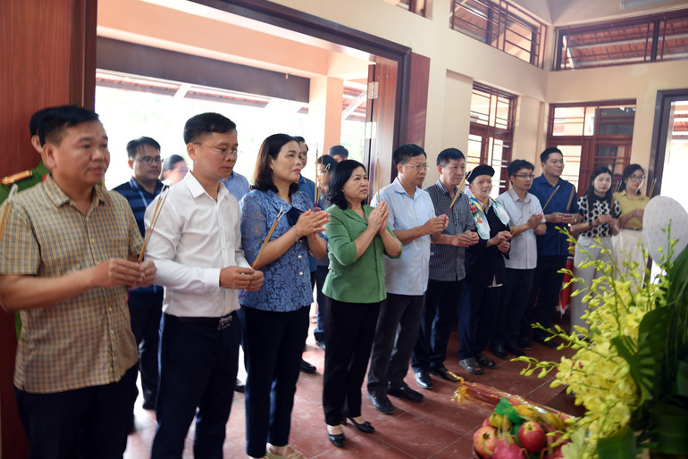 Đồng chí Phương Thị Thanh, Phó Bí thư Thường trực Tỉnh ủy, Chủ tịch HĐND tỉnh và Đoàn công tác của tỉnh, huyện Ngân Sơn thành kính dâng hương viếng đồng chí Phùng Chí Kiên. Đồng chí Phương Thị Thanh, Phó Bí thư Thường trực Tỉnh ủy, Chủ tịch HĐND tỉnh và Đoàn công tác của tỉnh, huyện Ngân Sơn thành kính dâng hương viếng đồng chí Phùng Chí Kiên.