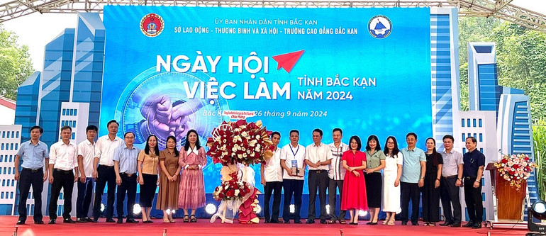 Đại biểu dự Ngày hội cùng đại diện một số doanh nghiệp tặng hoa chúc mừng sự kiện. z5869110197271_e8e58cc0b7ac7bad0544ebec163da30b.jpg