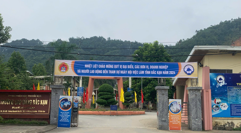 Ngày hội việc làm tỉnh Bắc Kạn năm 2024 sẽ được tổ chức tại sân Trường Cao Đẳng Bắc Kạn cơ sở 1, số 428, đường Nguyễn Văn Tố, tổ 9, phường Phùng Chí Kiên, thành phố Bắc Kạn. z5865014705157_4557d228db069af9193610d82838b7b4.jpg