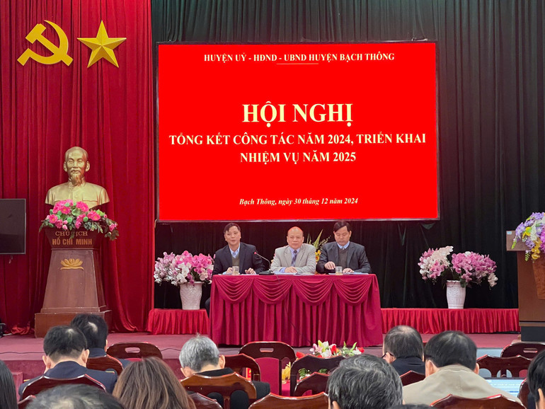 Các đại biểu dự hội nghị thảo luận những khó khăn, vướng mắc trong quá trình triển khai thực hiện nhiệm vụ. z6179971460845-32ce005d3067012af35480f4686ad79f.jpg