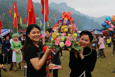 Tổ chức “Lễ hội Lồng tồng Ba Bể” Xuân Quý Mão trong 3 ngày.