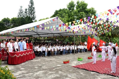 Đồng chí Nguyễn Đăng Bình dự Lễ Khai giảng năm học mới tại Trường Tiểu học Vân Tùng