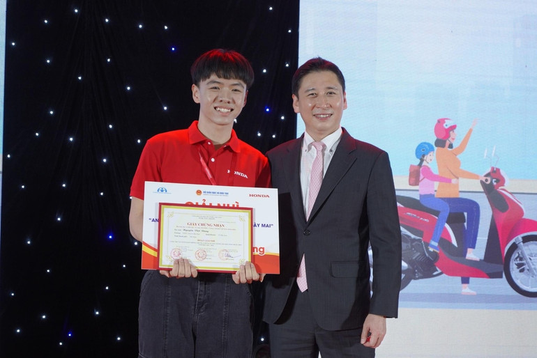 Việt Dũng luôn tự hào về những năm tháng lịch sử dân tộc. Việt Dũng luôn tự hào về những năm tháng lịch sử dân tộc..jpg
