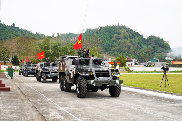 Lực lượng Trinh sát – Cơ giới tham gia duyệt binh trong Lễ ra quân huấn luyện 2024. Lực lượng vũ trang tỉnh là chỗ dựa tin cậy của Đảng và Nhân dân..jpg