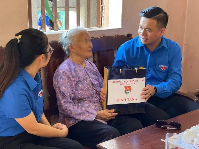 Anh Triệu Tiến Trình, Bí thư Tỉnh đoàn tặng quà Mẹ Việt Nam Anh hùng Ngô Thị Nhường ở thôn Nà Ít, xã Vi Hương (Bạch Thông). Anh Triệu Tiến Trình, Bí thư Tỉnh đoàn tặng quà Mẹ Việt Nam Anh hùng Ngô Thị Nhường ở thôn Nà Ít, xã Vi Hương (Bạch Thông)..jpg