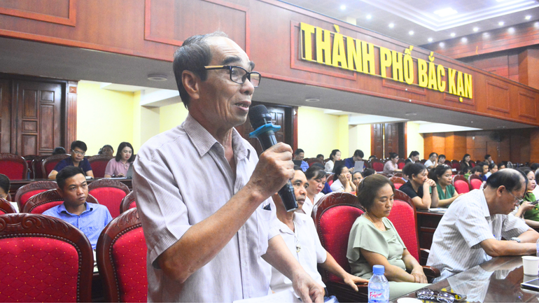 Cử tri phường Phùng Chí Kiên, thành phố Bắc Kạn nêu kiến nghị tại Hội nghị. 17.png