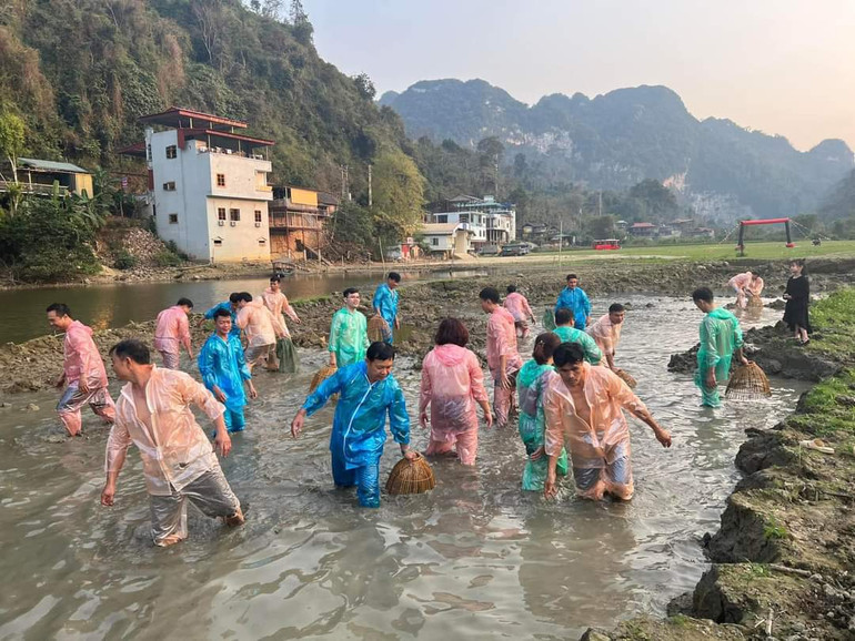 Du khách thích thú trải nghiệm hoạt động đánh bắt cá tại Quỳnh Mai Homestay, Ba Bể. 9.jpg
