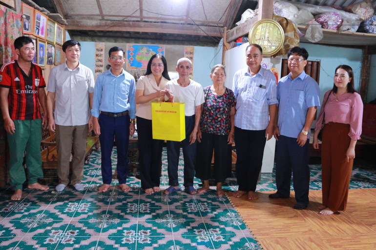 Bà Hồ Thị Kim Ngân, Phó Trưởng đoàn ĐBQH chuyên trách tỉnh Bắc Kạn cùng đoàn công tác thăm, tặng quà ông Đặng Văn Do, người hoạt động kháng chiến bị nhiễm chất độc hóa học ở thôn Nà Quản. z5663629445826_adb19ca51db3399ace0ae5b29befb24a.jpg